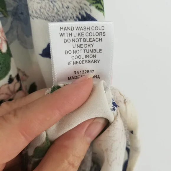 Rose & Olive Sleeveless Tank Blouse / Shell Floral V-neck, Lightweight & Cool, L - Picture 5 of 5